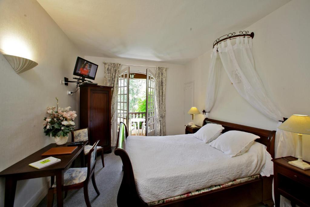 Auberge De L'Etang Bleu Vieux-Mareuil Room photo